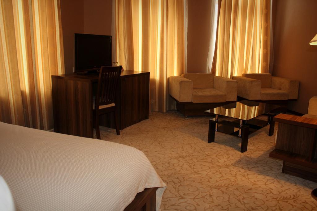 Hotel Empire Kutaiszi Szoba fotó